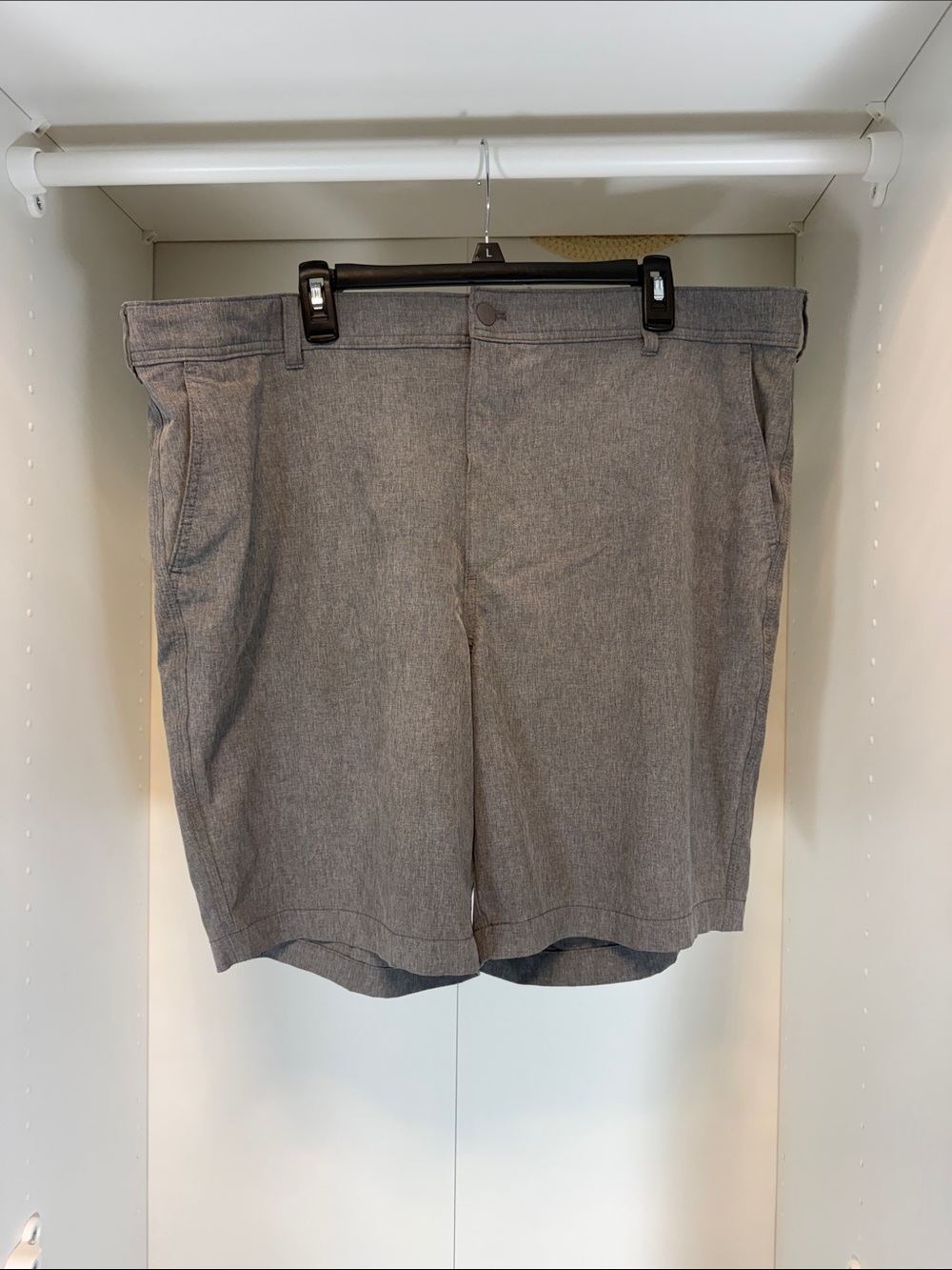 Izod Men's Gray Flat-Front Shorts